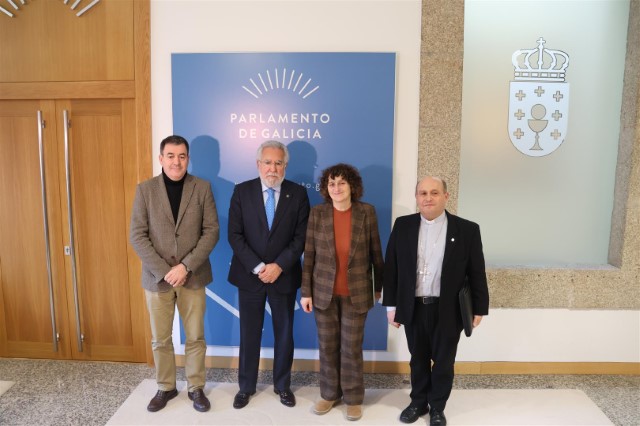 O Parlamento comeza a desenvolver a Lei do Panteón de Galegas e Galegos Ilustres nunha reunión co conselleiro de Cultura, a alcaldesa e o arcebispo de Santiago